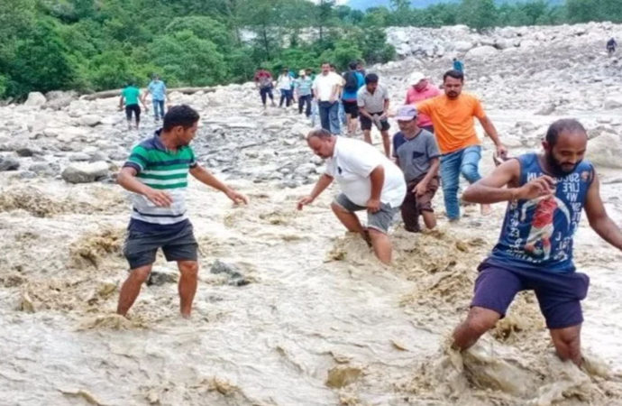 VIDEO: आपदा पीड़ितों से मिलकर लौट रहे धारचुला विधायक उफनते नाले में बहे, बाल-बाल बचे