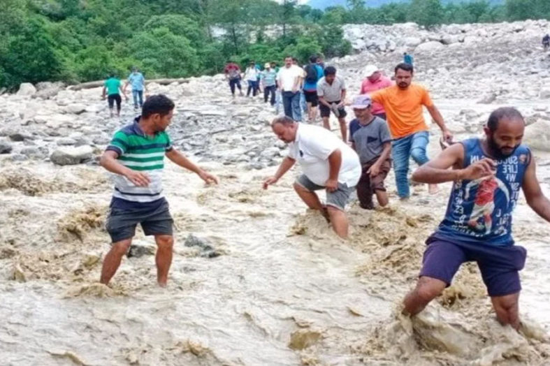 VIDEO: आपदा पीड़ितों से मिलकर लौट रहे धारचुला विधायक उफनते नाले में बहे, बाल-बाल बचे