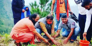 एशियन सत्कर्मा मिशन से पर्यावरण संरक्षण और जनसेवा में जुटे स्वामी वीरेंद्रानंद, कोरोना काल में हजारों को पहुंचाई मदद