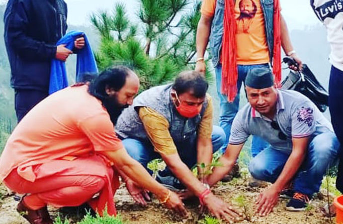 एशियन सत्कर्मा मिशन से पर्यावरण संरक्षण और जनसेवा में जुटे स्वामी वीरेंद्रानंद, कोरोना काल में हजारों को पहुंचाई मदद