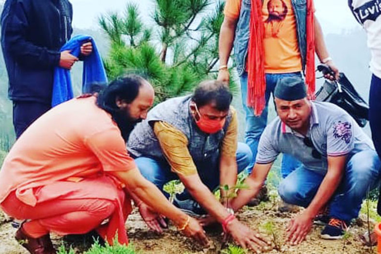 एशियन सत्कर्मा मिशन से पर्यावरण संरक्षण और जनसेवा में जुटे स्वामी वीरेंद्रानंद, कोरोना काल में हजारों को पहुंचाई मदद