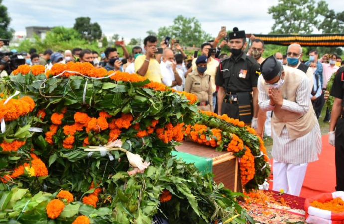 शहीद राजेंद्र सिंह नेगी को अंतिम विदाई दे रहा उत्तराखंड, सीएम त्रिवेंद्र बोले, पत्नी को देंगे सरकारी नौकरी