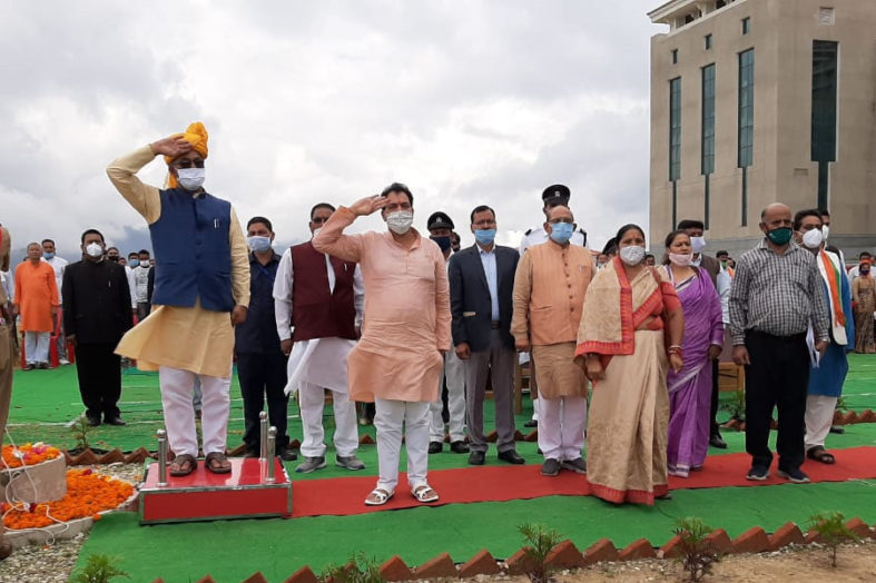 सीएम त्रिवेंद्र ने गैरसैंण के भराड़ीसैंण विधानसभा भवन में फहराया तिरंगा, कई योजनाओं की सौगात