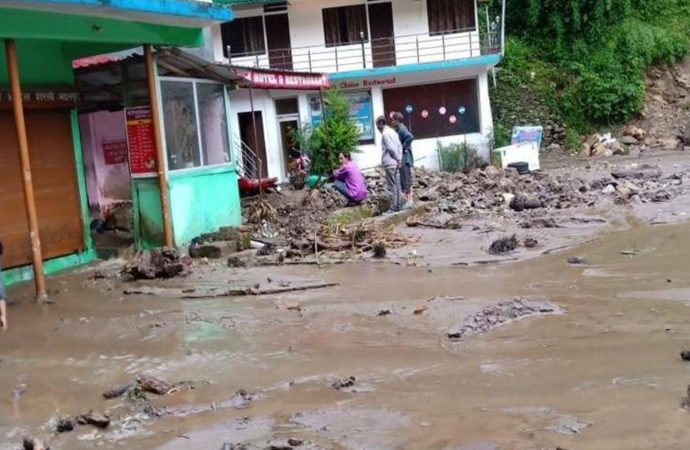 VIDEO: केदार घाटी में रात भर भारी बारिश, घरों-दुकानों में घुसा मलबा, आपदा की यादें हुईं ताजा