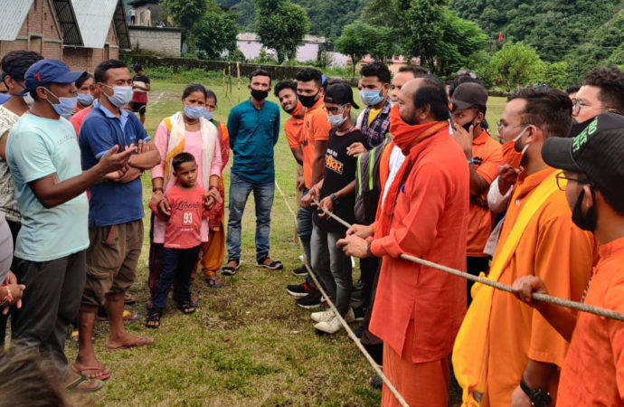 सत्कर्मा मिशन : आपदा प्रभावित लोगों से मिले स्वामी वीरेंद्रानंद, हरसंभव मदद का भरोसा