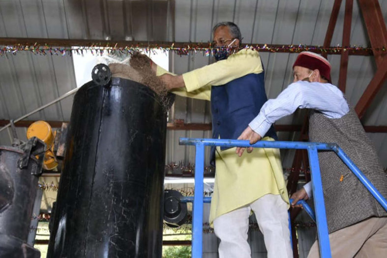 उत्तराखंड में पिरूल से बिजली बनना शुरू, सीएम त्रिवेंद्र ने उत्तरकाशी में किया ड्रीम प्रोजेक्ट का लोकार्पण