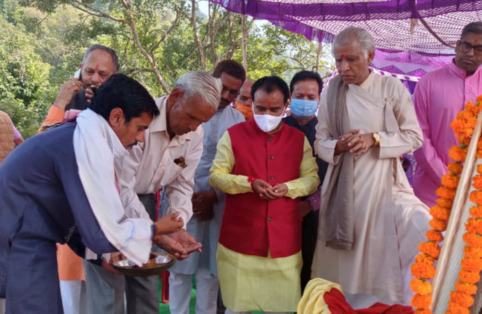 तल्ला बनास में आधुनिक गौशाला का भूमि पूजन, डा. धन सिंह बोले, पशुपालन-डेयरी पर सरकार का खास जोर