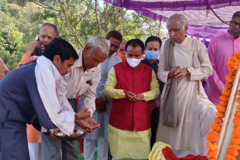 तल्ला बनास में आधुनिक गौशाला का भूमि पूजन, डा. धन सिंह बोले, पशुपालन-डेयरी पर सरकार का खास जोर