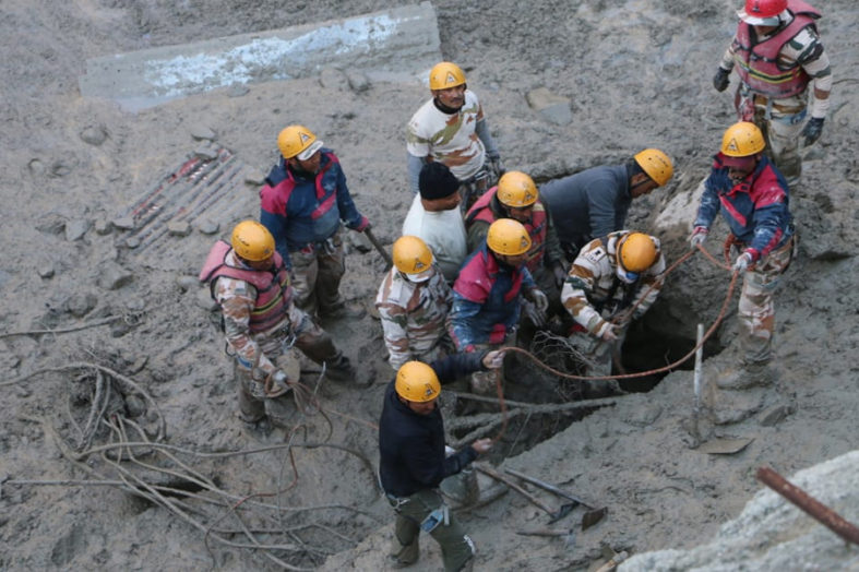 चमोली आपदाः उत्तराखंड के 42 घरों में गुजरते वक्त के साथ बढ़ रही बेचैनी, लापता लोगों की पूरी लिस्ट देखिए