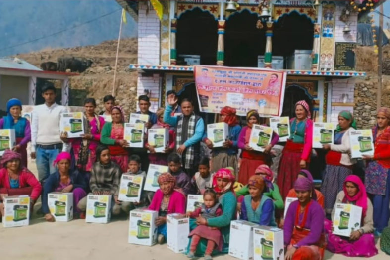 हंस फाउंडेशन की सोलर लाइट से रोशन हुई भिलंगना ब्लॉक के गेंवाली गांव के परिवारों की जिंदगी