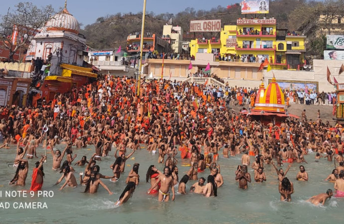 हरिद्वार में गूंज रहा हर हर गंगे… महाकुंभ का पहला शाही स्नान, लाखों श्रद्धालुओं ने लगाई आस्था की डुबकी