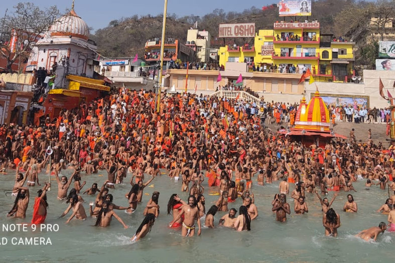 हरिद्वार में गूंज रहा हर हर गंगे… महाकुंभ का पहला शाही स्नान, लाखों श्रद्धालुओं ने लगाई आस्था की डुबकी