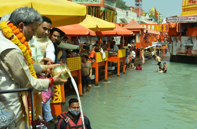 दिल्ली से लौटते ही हरिद्वार पहुंचे सीएम तीरथ, गंगा मइया की विधि-विधान से की पूजा, देखिए तस्वीरें