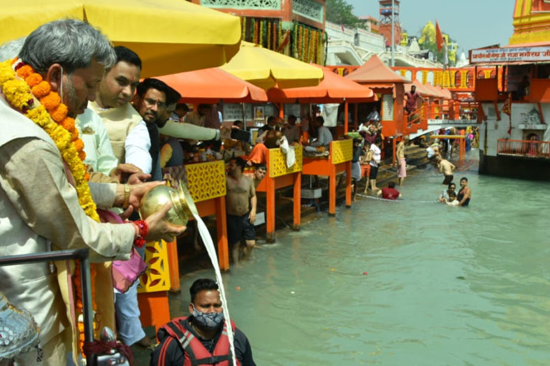 दिल्ली से लौटते ही हरिद्वार पहुंचे सीएम तीरथ, गंगा मइया की विधि-विधान से की पूजा, देखिए तस्वीरें