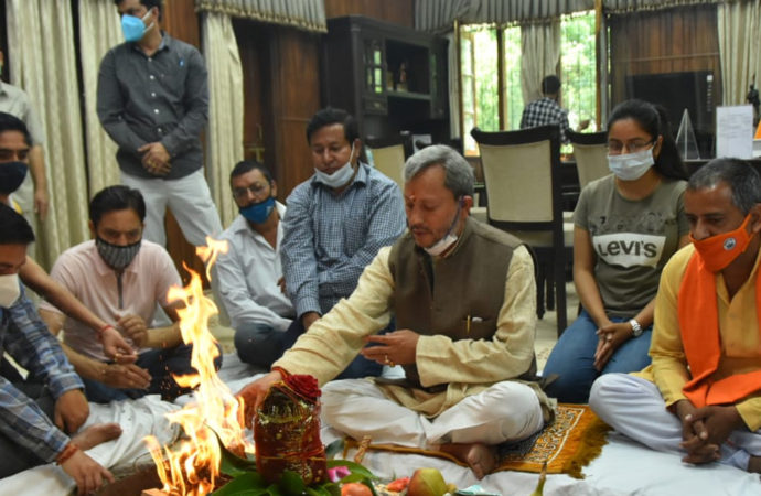 कोरोना से उबरे CM तीरथ सिंह रावत ने कैंप कार्यालय में पूजा कर शुरू किया सरकारी कामकाज