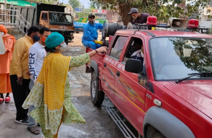 कोरोना से जंग में ऋषिकेश निगम ने झोंकी ताकत, अनिता ममगाई ने कहा- सैनिटाइजेशन अभियान से संक्रमण पर लगाएंगे अंकुश