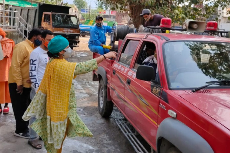 कोरोना से जंग में ऋषिकेश निगम ने झोंकी ताकत, अनिता ममगाई ने कहा- सैनिटाइजेशन अभियान से संक्रमण पर लगाएंगे अंकुश