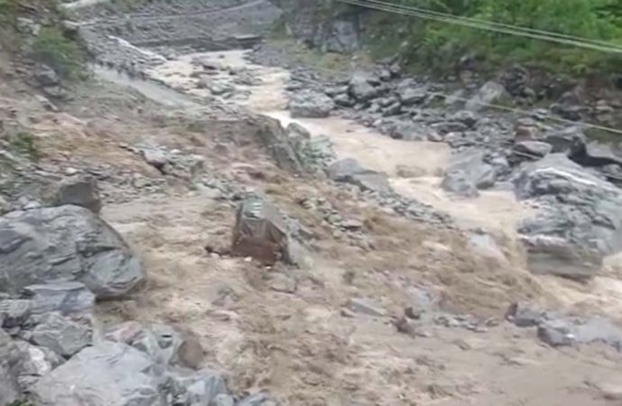 उत्तराखंड में आफत की बारिश, बद्रीनाथ NH-7 पर लामबगड़ में खचड़ा नाला उफान पर, चकराता में बादल फटने से दो की मौत