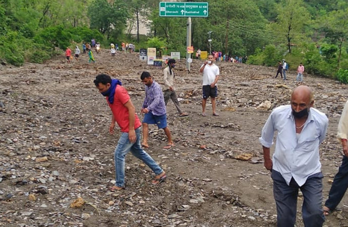 देहरादून में बारिश के चलते मालदेवता रोड पर मलबा आने से सड़क ब्लॉक, जानें अगले 48 घंटे के मौसम का हाल