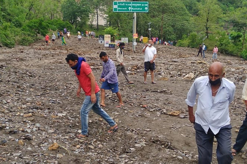 देहरादून में बारिश के चलते मालदेवता रोड पर मलबा आने से सड़क ब्लॉक, जानें अगले 48 घंटे के मौसम का हाल