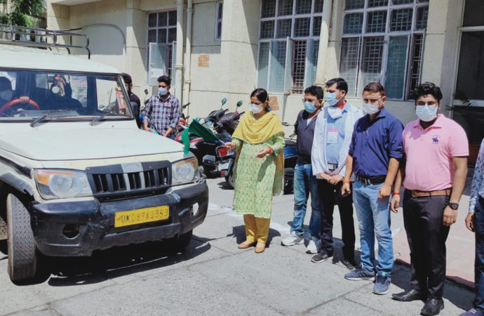 वैक्सीनेशन अभियान में महापौर बनीं बुजुर्गों का सहारा, सुरक्षा रथ के जरिए गांवों में होने लगा टीकाकरण