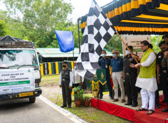 सीएम पुष्कर धामी ने प्रादेशिक सेना के एडीजी मेजर जनरल गुलाब सिंह रावत द्वारा दी गई कोविड राहत सामग्री को रवाना किया