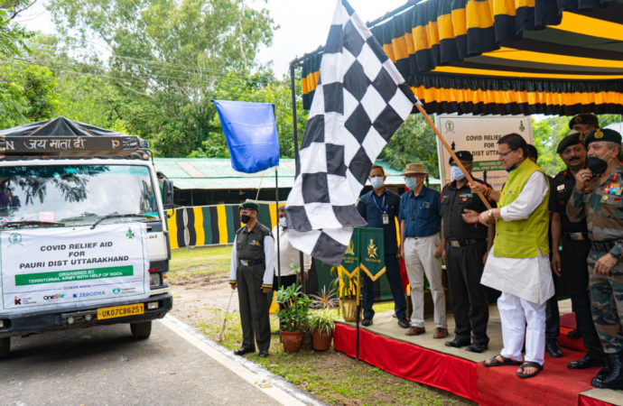 सीएम पुष्कर धामी ने प्रादेशिक सेना के एडीजी मेजर जनरल गुलाब सिंह रावत द्वारा दी गई कोविड राहत सामग्री को रवाना किया