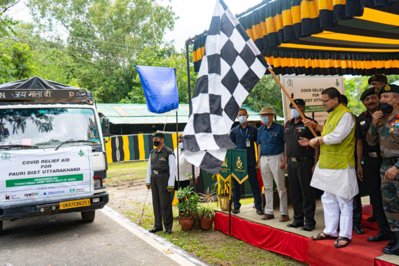 सीएम पुष्कर धामी ने प्रादेशिक सेना के एडीजी मेजर जनरल गुलाब सिंह रावत द्वारा दी गई कोविड राहत सामग्री को रवाना किया