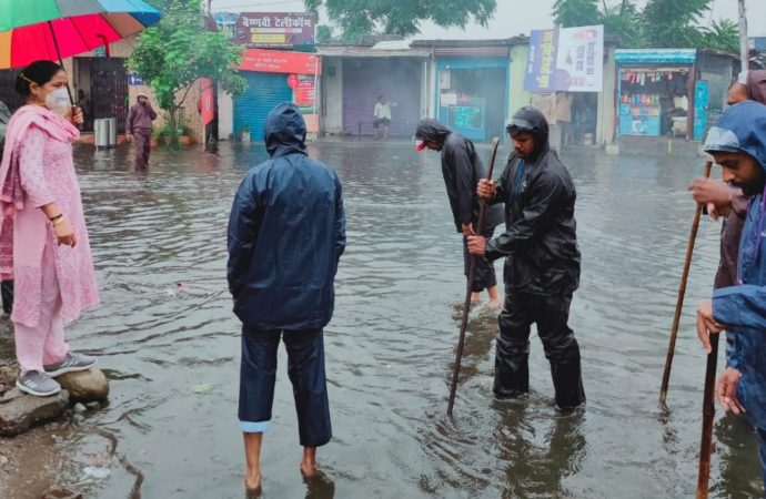 भारी बारिश में भी जलभराव का जायजा लेने जा रहीं ऋषिकेश की महापौर, बोलीं- पुरानी पाइप लाइनों से है समस्या