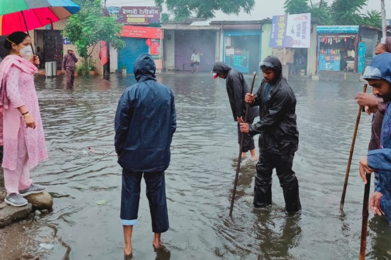 भारी बारिश में भी जलभराव का जायजा लेने जा रहीं ऋषिकेश की महापौर, बोलीं- पुरानी पाइप लाइनों से है समस्या