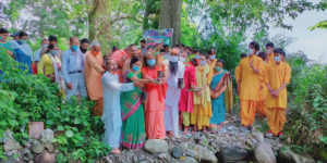 हरेला पर ऋषिकेश में रंभा नदी के उद्गम स्थल पर गायत्री मंत्रों के बीच विभिन्न प्रजातियों के पौधों से प्रकृति का श्रृंगार