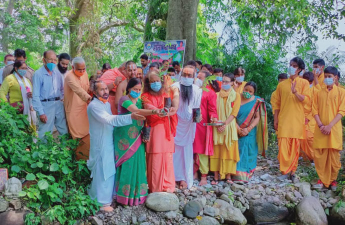 हरेला पर ऋषिकेश में रंभा नदी के उद्गम स्थल पर गायत्री मंत्रों के बीच विभिन्न प्रजातियों के पौधों से प्रकृति का श्रृंगार