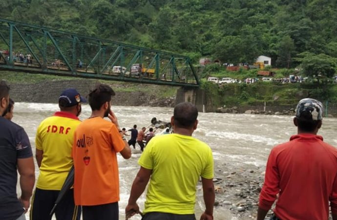 बाढ़ में फंसी हो जान या पत्थर गिर रहे हों… उत्तराखंड में 24 घंटे मदद पहुंचा रहे SDRF के जवान