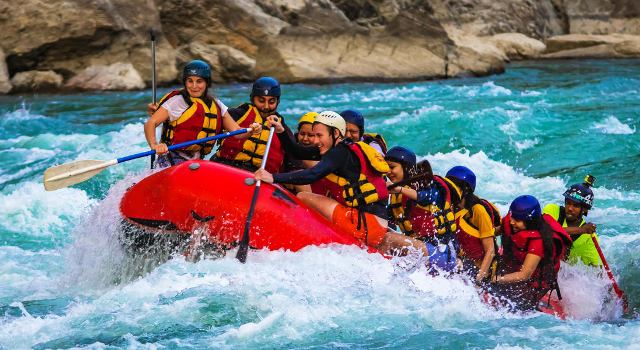 ऋषिकेश में शुरू हुआ राफ्टिंग का रोमांच, संचालकों के चेहरों पर आई मुस्कान