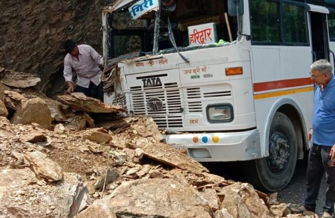 यहां बस के अंदर घुसा बोल्डर, चालक की सूझबूझ ने बचाई जान