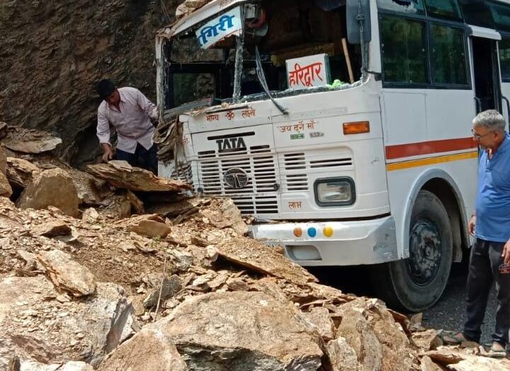 यहां बस के अंदर घुसा बोल्डर, चालक की सूझबूझ ने बचाई जान