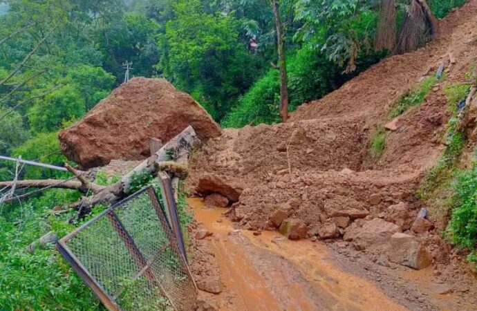 धारचूला: पहाड़ से गिरे बोल्डर से दो मकान ध्वस्त, दहशत में ग्रामीण