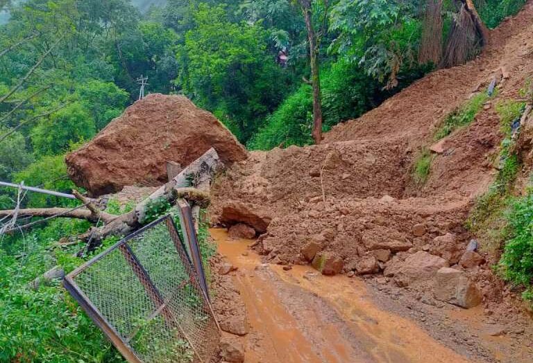 धारचूला: पहाड़ से गिरे बोल्डर से दो मकान ध्वस्त, दहशत में ग्रामीण