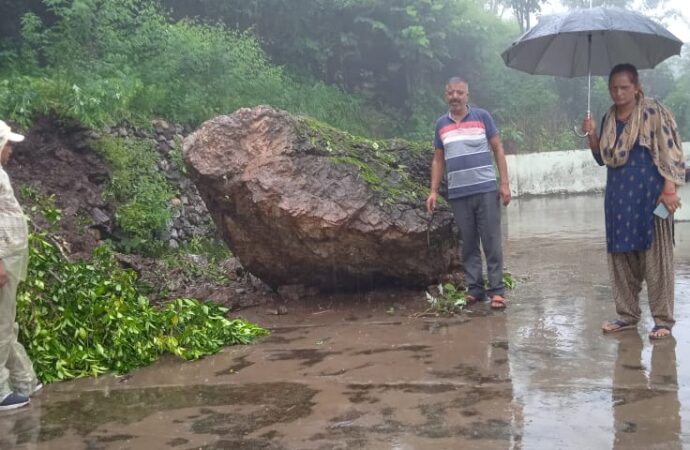 टिहरी में भी बरपा बारिश का कहर, बोल्डर गिरने से एक घर छतिग्रस्त