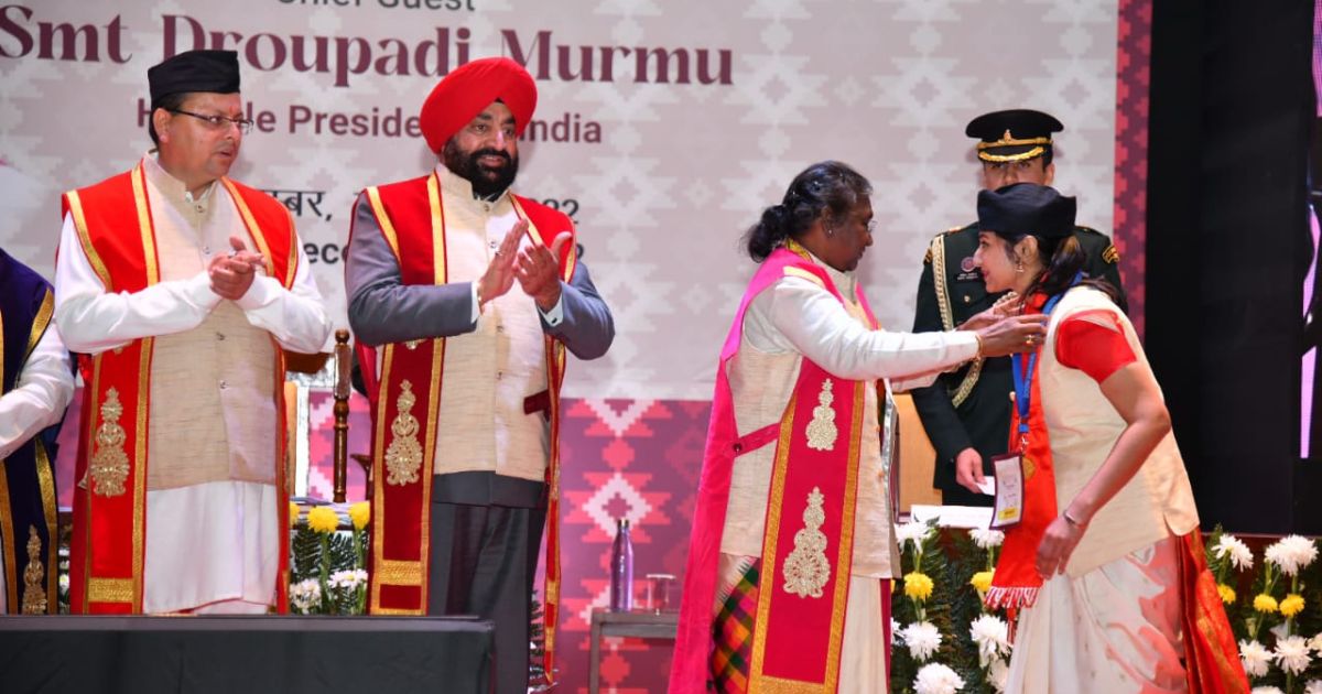 राष्ट्रपति द्रोपदी मुर्मु ने दून विश्वविद्यालय के दीक्षांत समारोह में छात्र-छात्राओं को किया सम्मानित