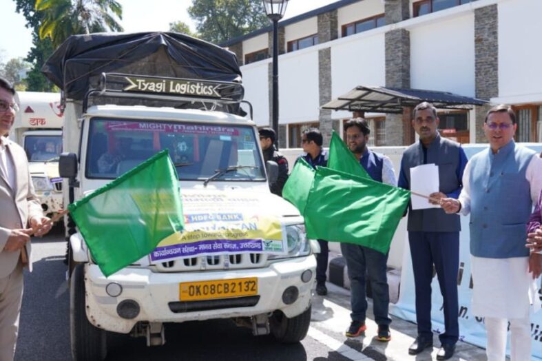 सीएम धामी ने जोशीमठ आपदा प्रभावितों के लिए उपलब्ध कराई राहत सामाग्री को हरी झंडी दिखाकर रवाना किया