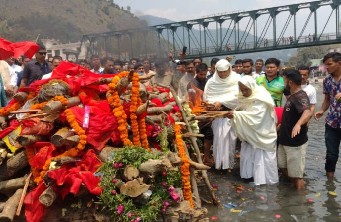 पंचतत्व में विलीन हुए कैबिनेट मंत्री चंदन राम दास, अंतिम यात्रा में उमड़ा अपार जनसैलाब, लोगों ने नम आंखों से दी अंतिम विदाई