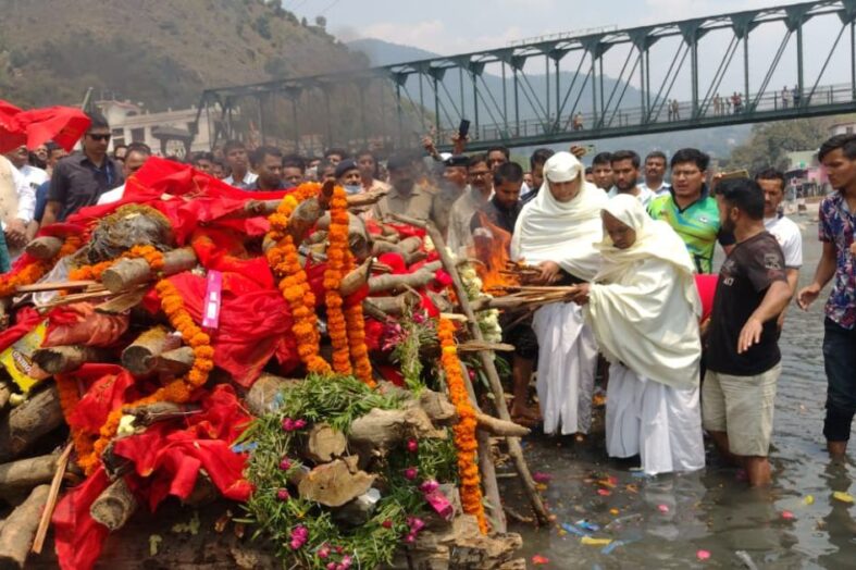 पंचतत्व में विलीन हुए कैबिनेट मंत्री चंदन राम दास, अंतिम यात्रा में उमड़ा अपार जनसैलाब, लोगों ने नम आंखों से दी अंतिम विदाई