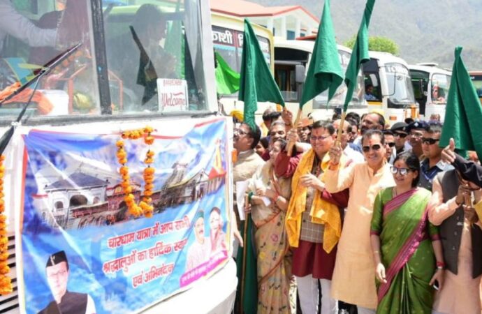 चारधाम यात्रा पर जाने वाले श्रद्धालुओं की बसों को सीएम धामी ने हरी झंडी दिखाकर किया रवाना