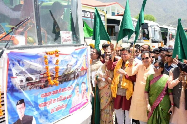 चारधाम यात्रा पर जाने वाले श्रद्धालुओं की बसों को सीएम धामी ने हरी झंडी दिखाकर किया रवाना