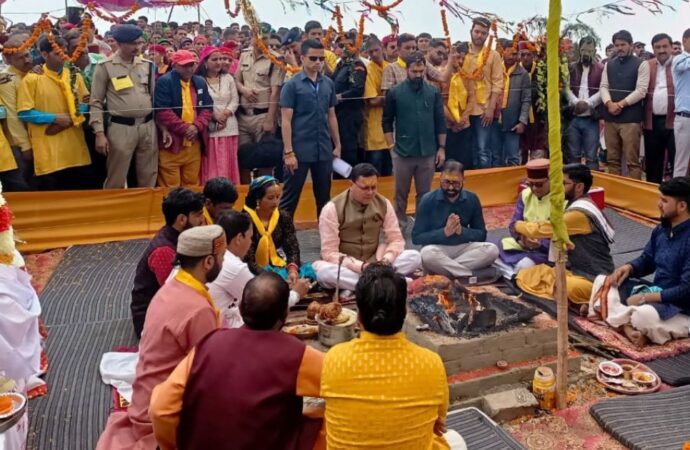 सीएम धामी ने नागदेवता मंदिर में मूर्ति प्राण प्रतिष्ठा में लिया हिस्सा, बोले मंदिर का सौंदर्यीकरण एवं विस्तारीकरण किया जायेगा