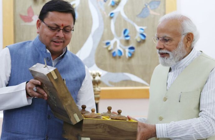 सीएम धामी ने पीएम मोदी से की मुलाकात, इन्वेस्टर समिट में आने का दिया न्यौता