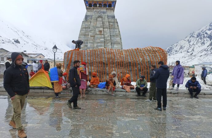 पहाड़ से मैदान तक बदला मौसम का मिजाज, चारधाम यात्रा करने वाले श्रद्धालु बरतें सावधानी