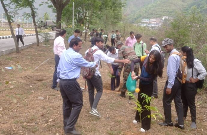 ईको टास्क फोस द्वारा वृक्षारोपण अभियान तथा वाद विवाद प्रतियोगिता का आयोजन