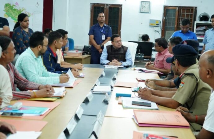 आपदा कन्ट्रोल रूम में औचक निरीक्षण करने पहुंचे सीएम पुष्कर सिंह धामी, बारिश की स्थिति का लिया जायजा